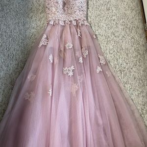 Gorgeous lilac Cinderella divine prom dress size 6 but fits like a size 3